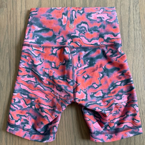 Lululemon Wunder Train 6 inch shorts - Picture 6 of 6